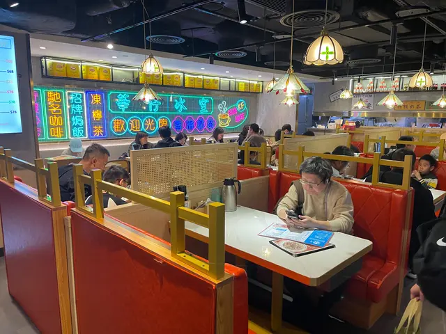 冰室內在環境 有霓虹燈和香港特色