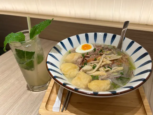 街頭雞鴨絲湯粉配香茅青檸荔枝梳打