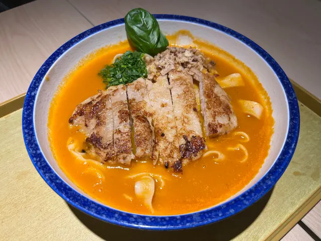 秘製豬扒自家鮮製蕃茄濃湯刀削麵