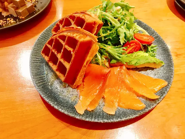 煙三文魚牛油果配窩夫