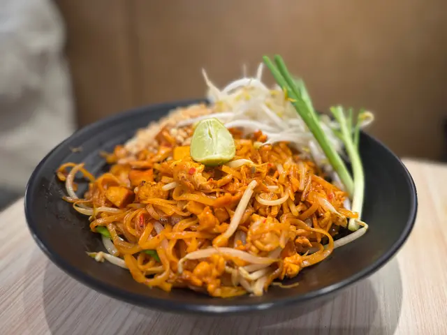 泰式炒金邊粉$98,好大碗🤤口感滑順,鮮味十足,每一口都讓人陶醉,真的是一個不容錯過的美味!🍜😍
The Thai Stir-Fried Rice Noodles for $98 has a smooth texture and is full of flavor; every bite is intoxicating—an absolute delicacy not to be missed! 🍜😍