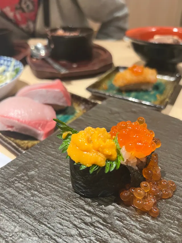 渾身是膽三文魚子軍艦