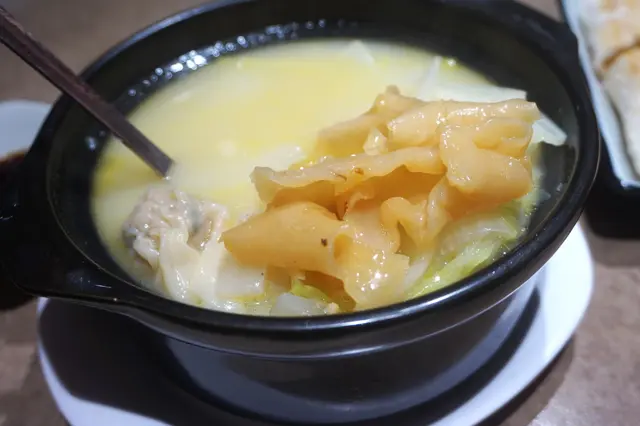 砂鍋花膠雲吞雞