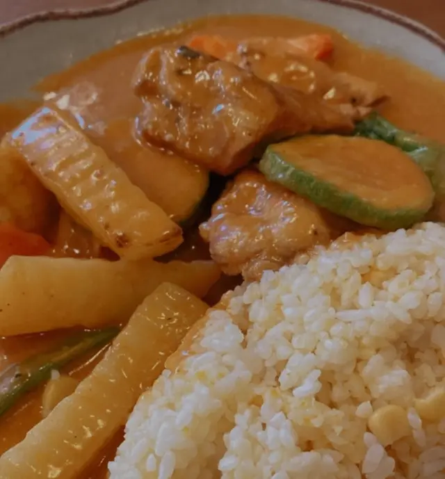 慢煮豬軟骨野菜咖喱飯