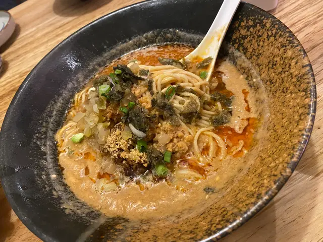 最好食的擔擔麵典範!湯頭濃稠,麻醬占滿每條麵條。梅菜莖雖能增加口感,及有種提甜鮮味道作用