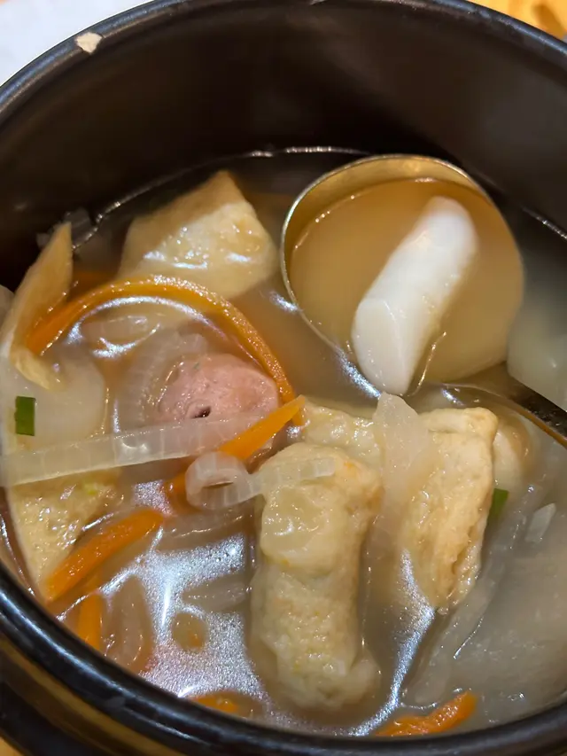 個湯係正常嘅msg味，用鐵碗上係夠熱嘅。可惜舊蘿蔔係完全冇味，係一啲甜味/蘿蔔味都冇，都幾神奇。