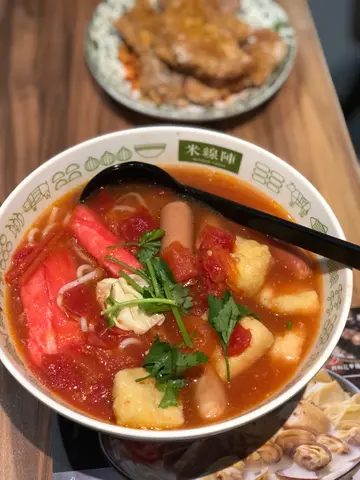 蟹柳芝士腸豆卜蕃茄湯米線