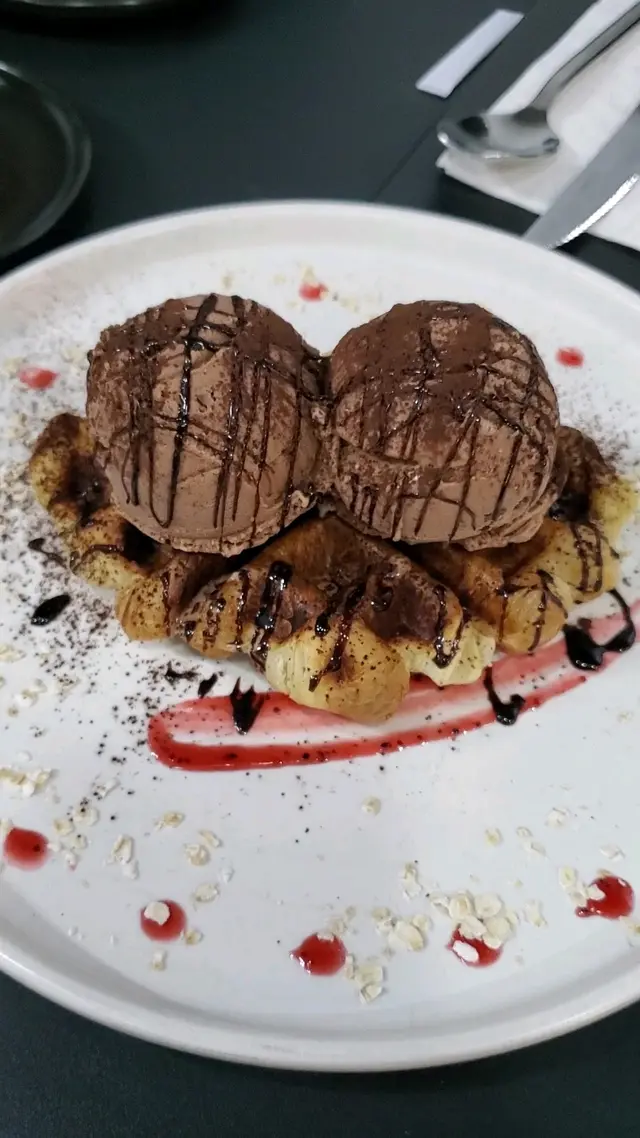 朱古力醬牛角包窩夫配雪糕