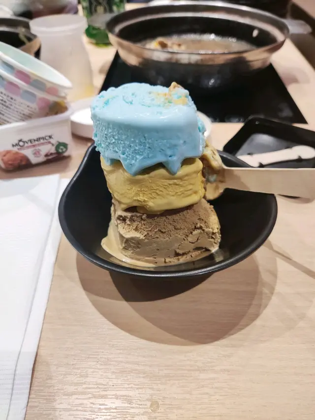 A Tower of Ice Cream!!! 🍨🍨🍨