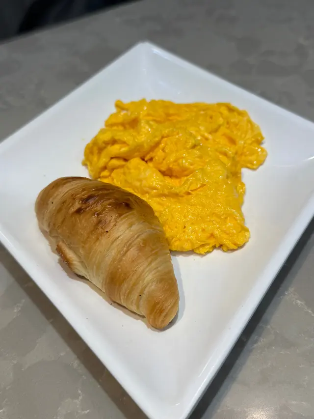 跟餐  炒蛋  牛角包