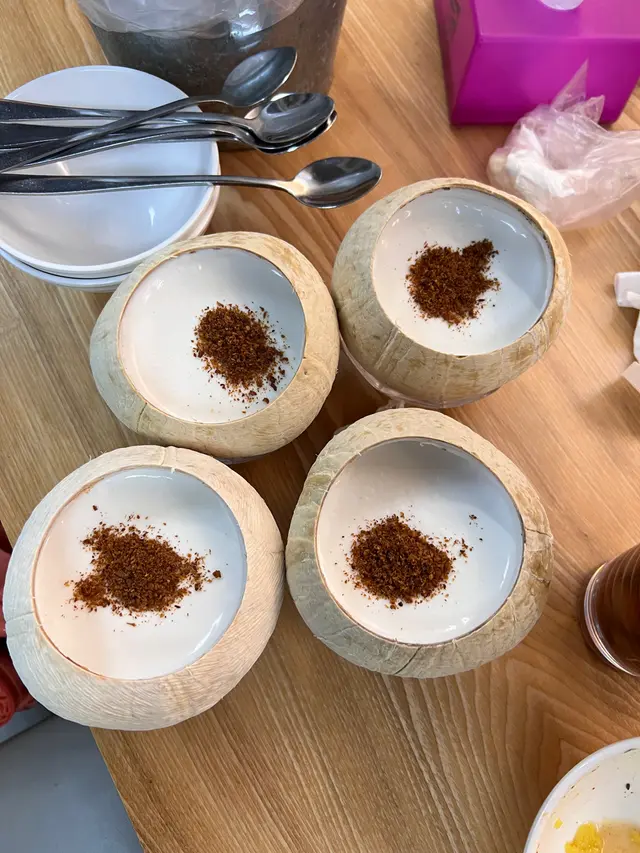 今年冬至一家人選擇了吃泰國菜,這間排骨山好好食,因為佢調配果個汁加埋啲肉一齊食,一啲都唔覺得膩,仲會引發叫埋個香噴噴油飯。
重頭戲係一定要食佢個「椰皇三重奏」,又清甜又好味全晚都好滿足