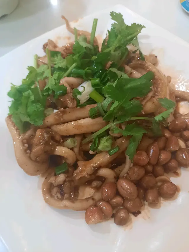 魷魚口感爽口彈牙配上秘制辣汁，食落非常過癮。另外配料會加上芫荽＆香脆花生，如果唔中意佢地既朋友仔記得落單時同職聲講聲！