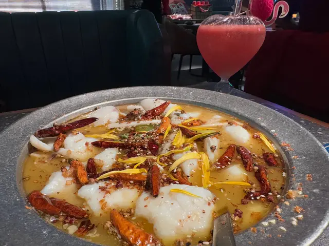 酸菜魚有一定厚度,唔會薄到成塊紙咁😆
魚肉好嫩滑🤤唔使點咬咁滯
裡面還有紅薯片,既滿足又划算!🍲🥔
The fish is thick enough—not as thin as a piece of paper! 😆 The fish meat is so tender 🤤, no need to chew too hard. It also comes with sweet potato chips, satisfying and a great value! 🍲🥔