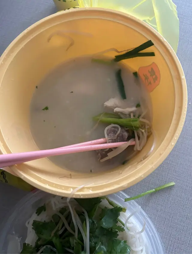 老實講，喺香港未食過一間咁差嘅譚仔😇

1/ 蘿蔔牛腩米線
一啲牛腩都冇，得邊皮遺棄嘅廚餘都拎得出嚟？！

2/ 又以為俾人食剩
一啲餸都冇？三餸都冇理由少成咁㗎？#打斧頭嗎？錢又比捉、份量少過其他舖頭一大半都唔止，感覺又係廚餘咁囉

3/ 曾加購過$8芒果布甸
返屋企先發現冇，搵咗好耐電話先打到落去，打到落去先知原來係冇貨，又唔一早講？！咁人哋如果食嘅份量㗎嘛，唔肯退款、一路賴話用譚仔app買，要自己嗰度退，問點退叫我自己研究，得send email去再等人哋覆，等咗一個星期都冇人覆
差