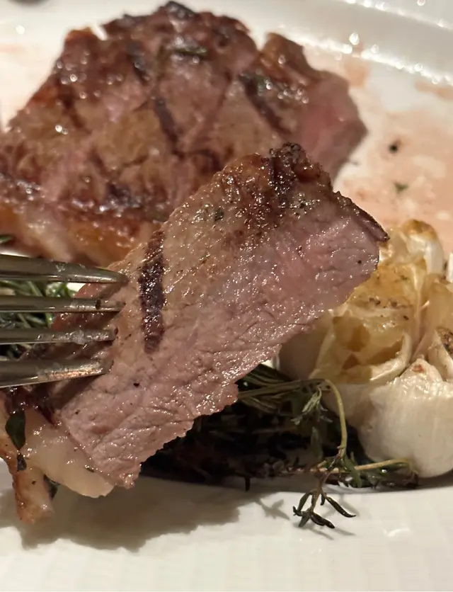 叫咗medium rare嘅牛扒，然後餐廳上咗一份接近全熟嘅牛扒俾我哋，重點係塊牛扒係上菜前喺廚房已經由一整塊牛扒切開咗大約7-8小件咁，所以切開塊牛扒時廚房一定知道件牛扒明顯overcook咗，同客人要求的medium rare有明顯分別，但係廚房或者樓面都係照上菜，非常唔專業同令人非常失望