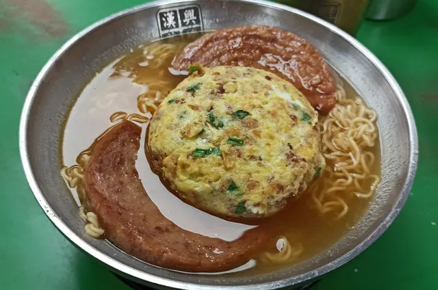 蛋咸牛肉麵加餐肉