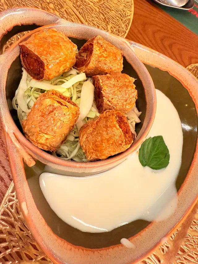 呢個好好食，炸蟹肉點椰奶，好特別