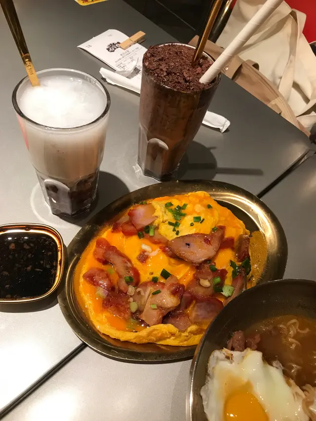 椰汁紅豆冰、阿華田脆脆火山、滑蛋叉燒飯