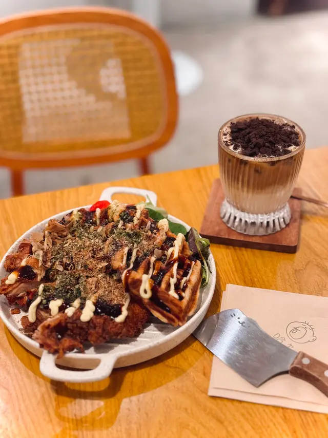 大阪燒香酥雞扒配牛角包窩夫