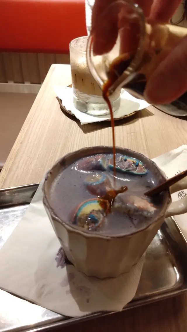 自行倒入溫熱的咖啡