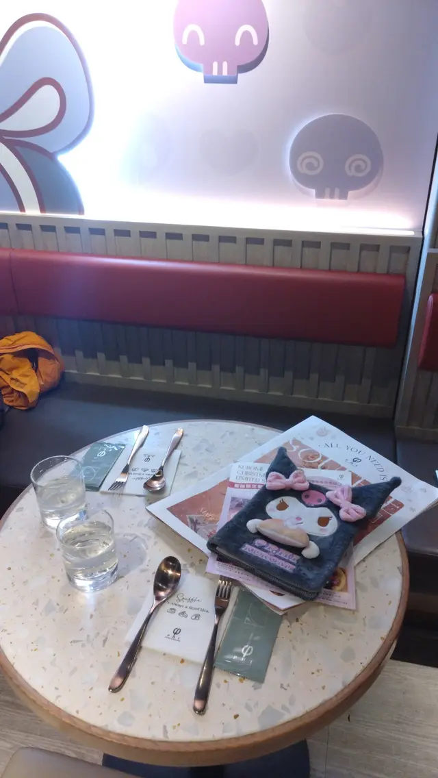 由門口到店內,隨處可見 Kuromi 的足跡