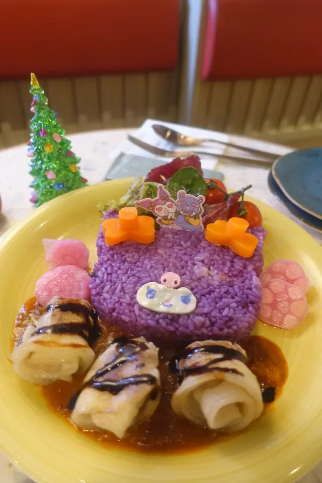 紫色又飽滿的 Kurumi 意大利飯,配上似是用糖霜造成的面部,精緻可愛!卻是唔啱比例!