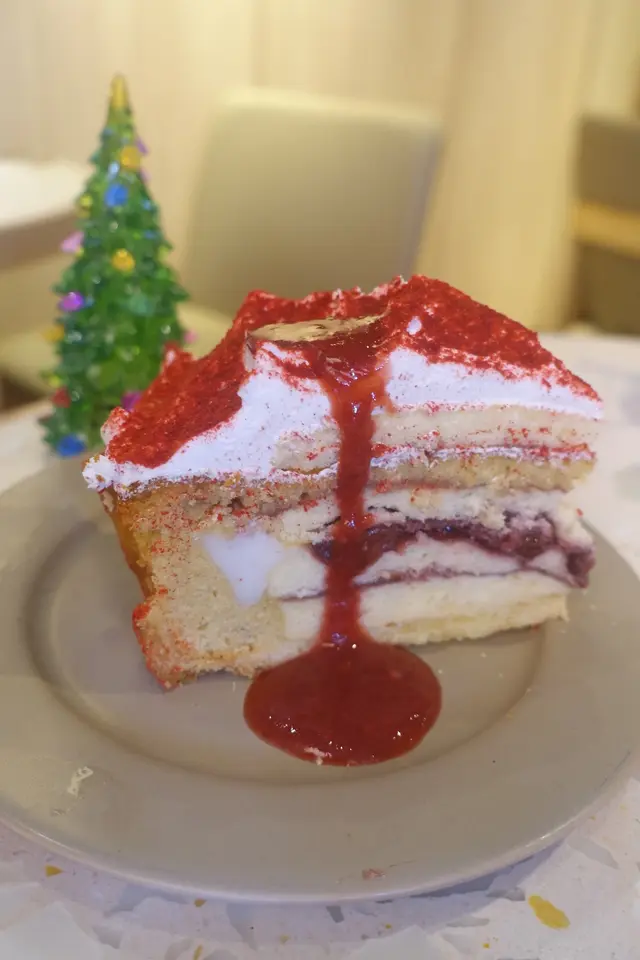 鬆軟的海綿蛋糕配酸甜的士多啤梨醬,不過不失