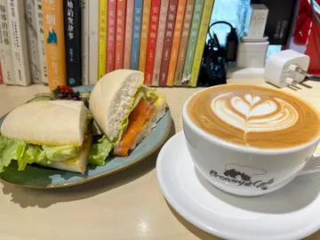 蜜糖黄芥末烟三文鱼意大利包+flat  white