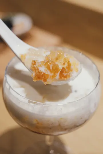 椰奶银耳炖桃胶