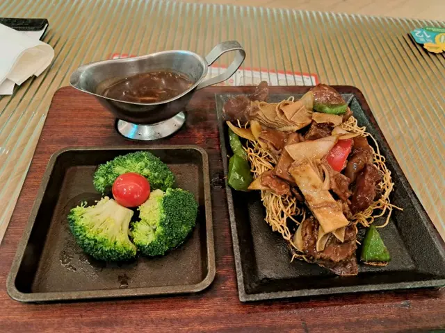 4餸車仔麵 (清湯)、黑椒鐵板牛楠麵