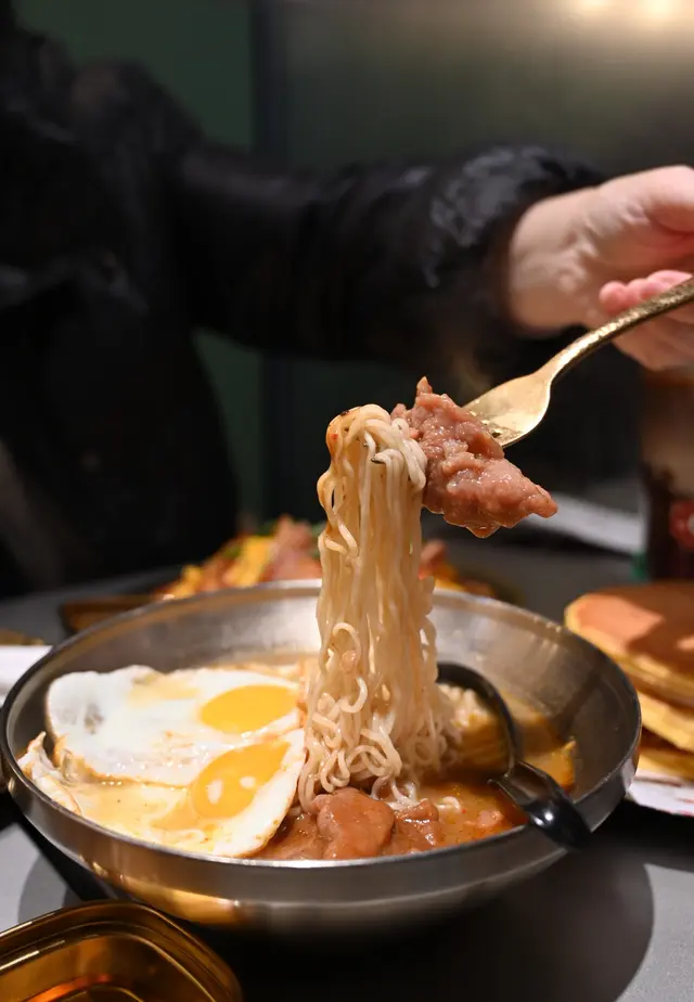 沙嗲牛肉煎蛋公仔麵