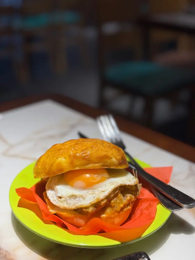 咖喱牛舌菠蘿包