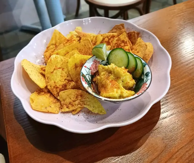 墨西哥脆片配鷹咀豆泥青瓜醬