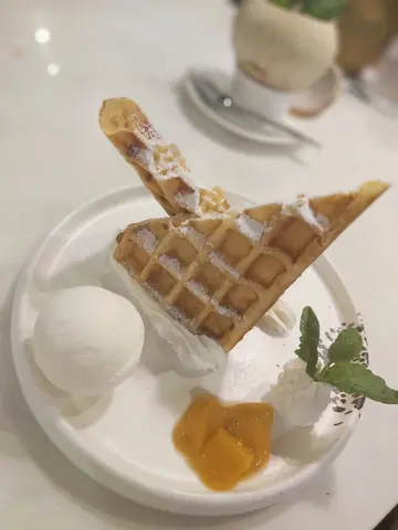香脆窝夫配云呢拿雪糕