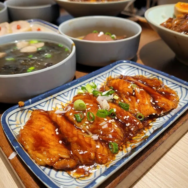 蒲燒鯛魚腹滷肉飯便當 
