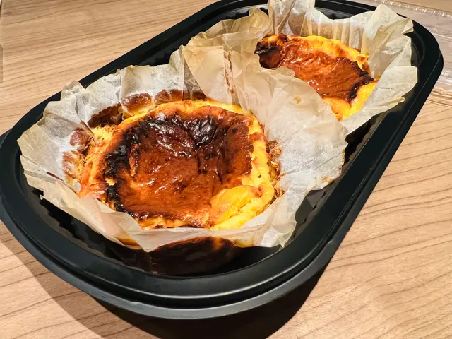 甜度非常適中，口感也不黏稠，對於好怕食太rich太膩嘅cheesecake嘅人嚟講喺一大福音！可以打包拎走，非常方便！

#香港美食 #FoodieLife #美食日記 #cheesecake #巴斯克蛋糕 #巴斯克芝士蛋糕 #好食 