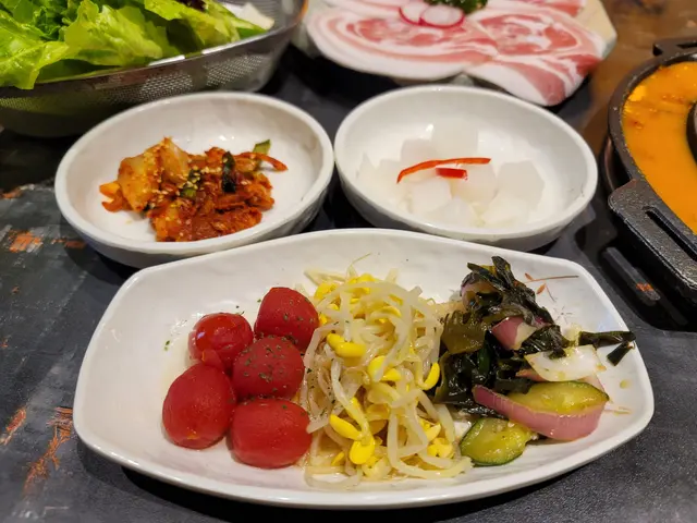 前菜:小蕃茄、海帶、芽菜、泡菜、醃蘿蔔