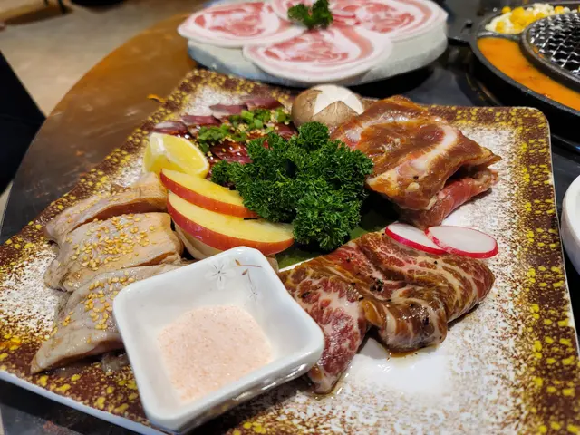 蘋果梨汁雞肉、壺漬大牛肋骨