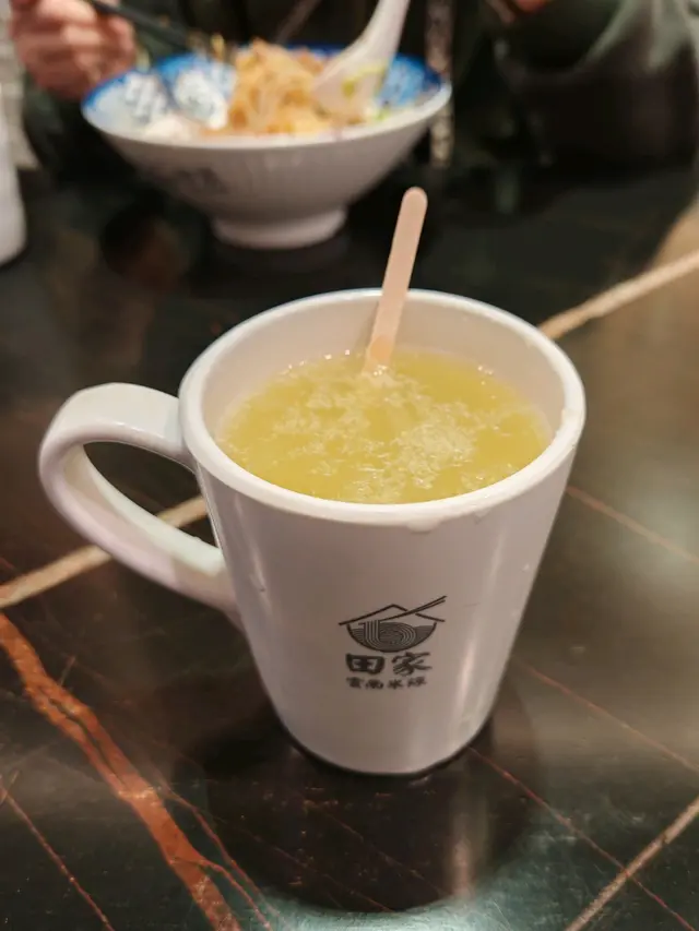 跟餐只需加六蚊
檸檬皮及肉都預先打碎了，不用費神去篤檸檬，不覺有苦味，應該是店員細心地將果核先去除了，值得欣賞。