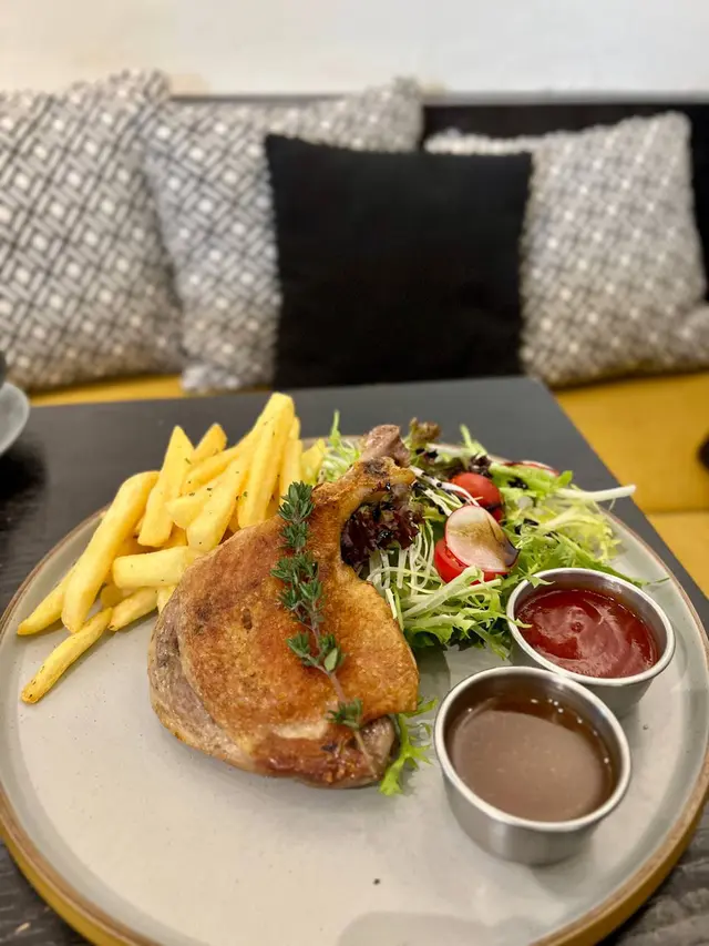 招牌慢煮鴨髀配法國紅酒汁