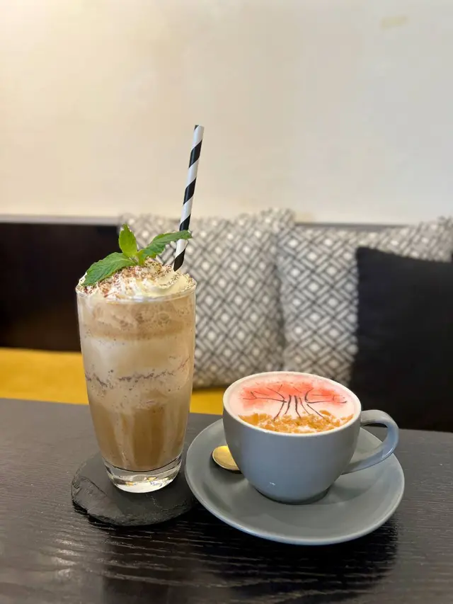 白朱古力咖啡  櫻花士多啤梨Latte