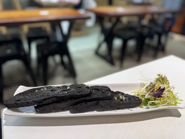 這款墨汁包多士獨具風味，酥脆的口感與墨汁的香氣相互融合，絕對是值得一試的美味！🖤🍞  
