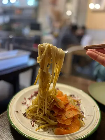 忌廉煙三文魚意粉