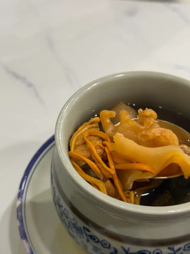 蟲草花烏雞燉花膠湯
