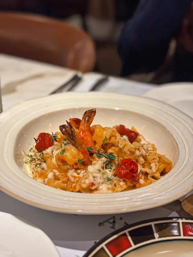 龍蝦汁芝士波浪意粉配虎蝦