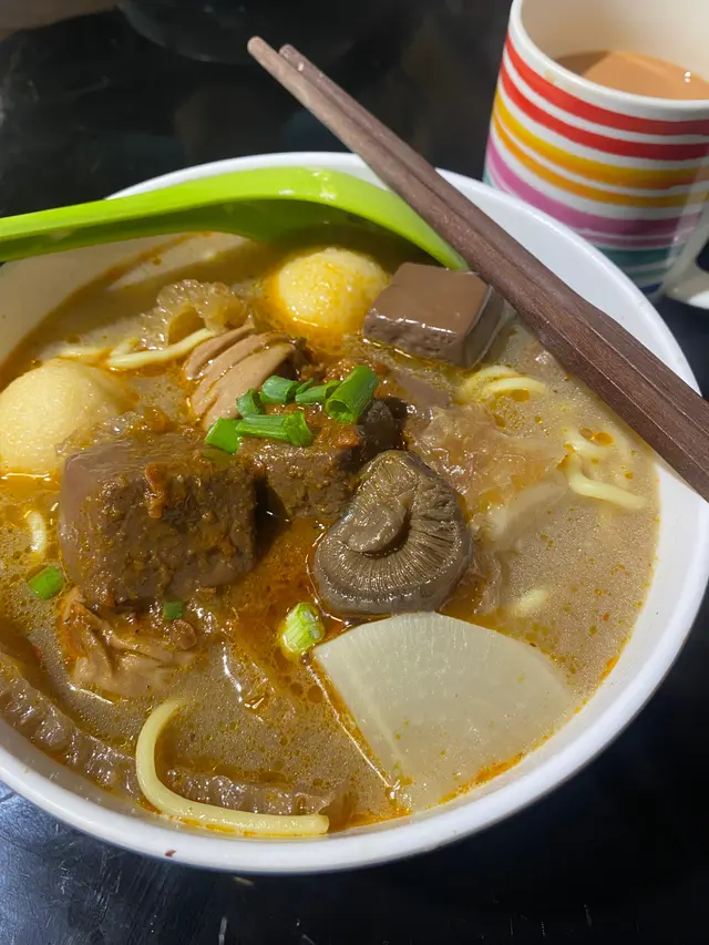 多款餸嘅車仔麵，抵食