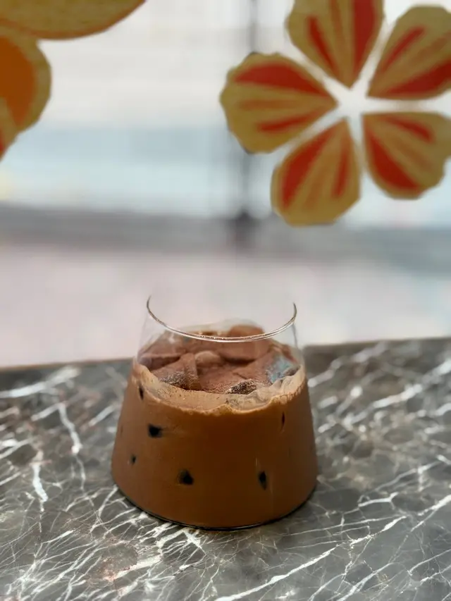 第一次品嚐到沒加奶及忌廉的 72%比利士朱古力飲品
口感果然較重
極濃郁的朱古力味
點了凍飲，有冰快中和
不會太濟胃
對黑朱古力控來說感覺非常滿足！

#香港美食 #hkcafe #Chocolate 