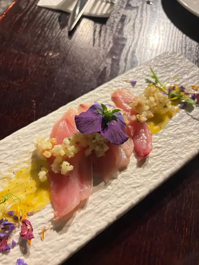 意式薄切油甘魚配蘋果莎莎