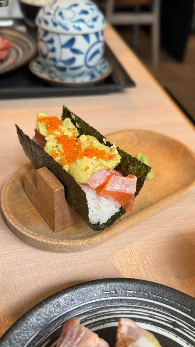 牛油果三文魚手卷