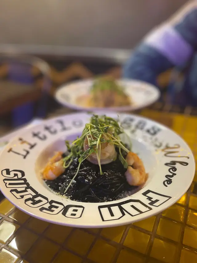 黑漆漆墨汁海鮮意粉